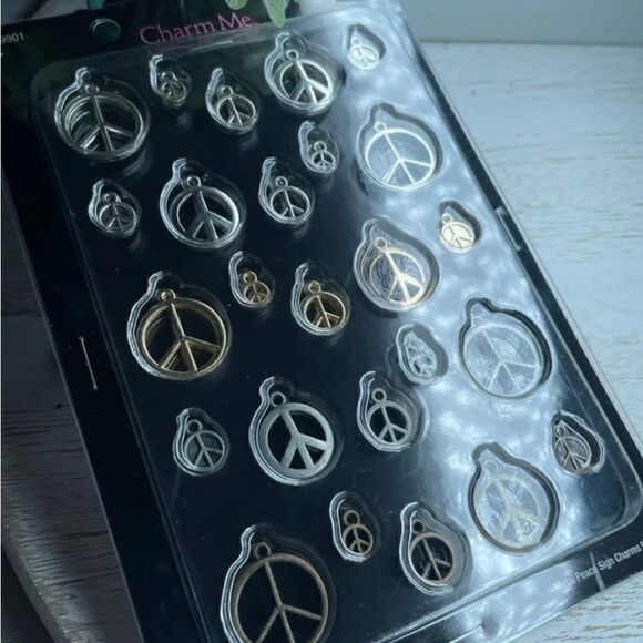 50 NEW! Charm Me Peace Sign Charms Jewelry Making Accessories NWT - Picture 4 of 4
